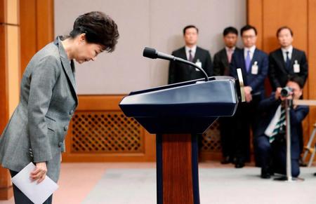 国民向け談話の発表を終え、頭を下げる韓国の朴槿恵大統領＝２９日、ソウル（聯合＝共同）