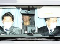 送検されるＡＳＫＡ容疑者＝湾岸署（撮影・棚橋慶太