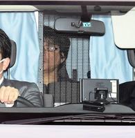 送検されるＡＳＫＡ容疑者＝湾岸署（撮影・棚橋慶太