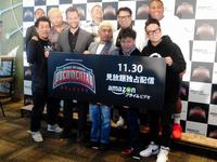 「ＨＩＴＯＳＨＩ　ＭＡＴＳＵＭＯＴＯ　Ｐｒｅｓｅｎｔｓ　ドキュメンタル」完成披露試写会に登場した（下段左から）藤本敏史、アマゾンジャパンのジェーム・ファレル氏、松本人志、ジミー大西、宮川大輔、（上段左から）川原克己、ハチミツ二郎、くっきー、久保田和靖、アントニー＝東京・目黒のアマゾン試写室