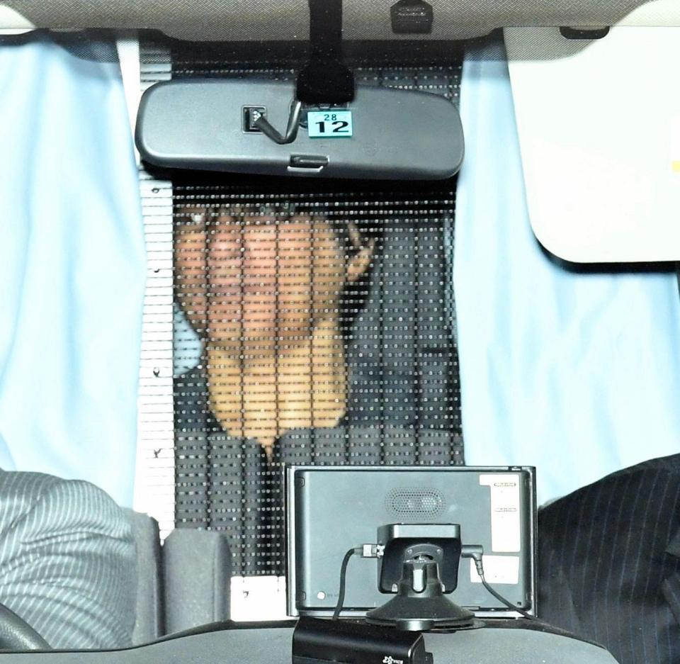 送検されるＡＳＫＡ容疑者＝湾岸署（撮影・棚橋慶太）