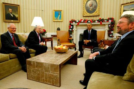 　ホワイトハウスで、今年のノーベル賞受賞決定者と会談するオバマ大統領（奥）（ロイター＝共同）