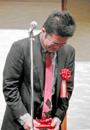 　「新藤兼人賞２０１６」の授賞式で号泣する金賞の中野量太監督＝東京・一ツ橋の如水会館