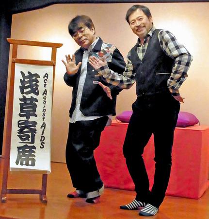 　漫才を披露した小倉久寛（左）とラサール石井＝東京・浅草のアミューズミュージアム
