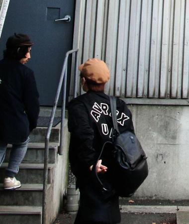 ライブ会場に入る川谷絵音＝東京・江東区