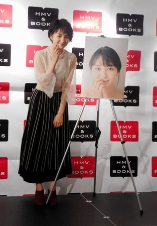 「オフィシャルカレンダー２０１７」の発売記念イベントを行った葵わかな＝東京・渋谷のＨＭＶ＆ＢＯＯＫＳ　ＴＯＫＹＯ