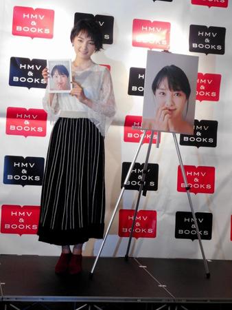 「オフィシャルカレンダー２０１７」の発売記念イベントを行った葵わかな＝東京・渋谷のＨＭＶ＆ＢＯＯＫＳ　ＴＯＫＹＯ