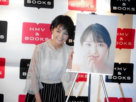 「オフィシャルカレンダー２０１７」の発売記念イベントを行った葵わかな＝東京・渋谷のＨＭＶ＆ＢＯＯＫＳ　ＴＯＫＹＯ