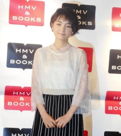 「オフィシャルカレンダー２０１７」の発売記念イベントを行った葵わかな＝東京・渋谷のＨＭＶ＆ＢＯＯＫＳ　ＴＯＫＹＯ