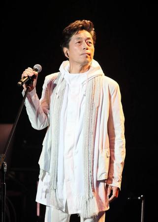 母の死の悲しみをこらえ熱唱する中村雅俊＝東京・中野サンプラザ