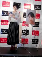 「オフィシャルカレンダー２０１７」の発売記念イベントを行った葵わかな＝東京・渋谷のＨＭＶ＆ＢＯＯＫＳ　ＴＯＫＹＯ