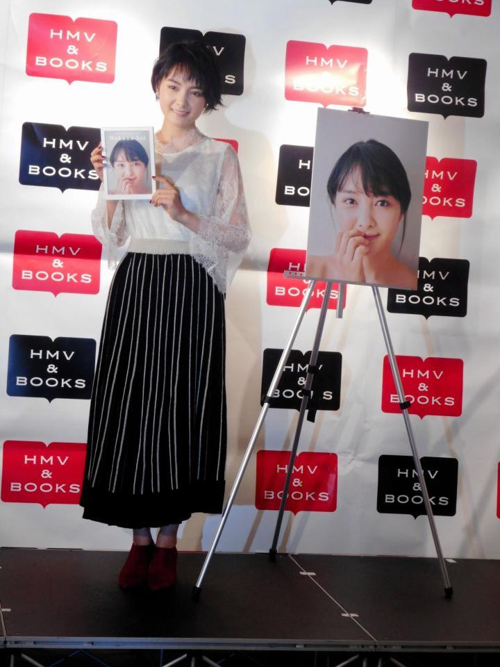 「オフィシャルカレンダー２０１７」の発売記念イベントを行った葵わかな＝東京・渋谷のＨＭＶ＆ＢＯＯＫＳ　ＴＯＫＹＯ