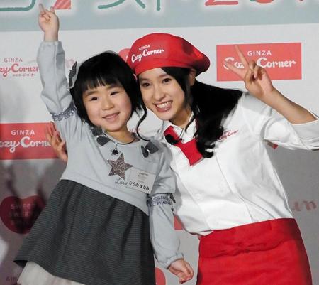 グランプリ受賞者の北海道出身、平野愛美ちゃん（左）とＶサインする土屋太鳳＝東京・芝公園のスターライズタワー