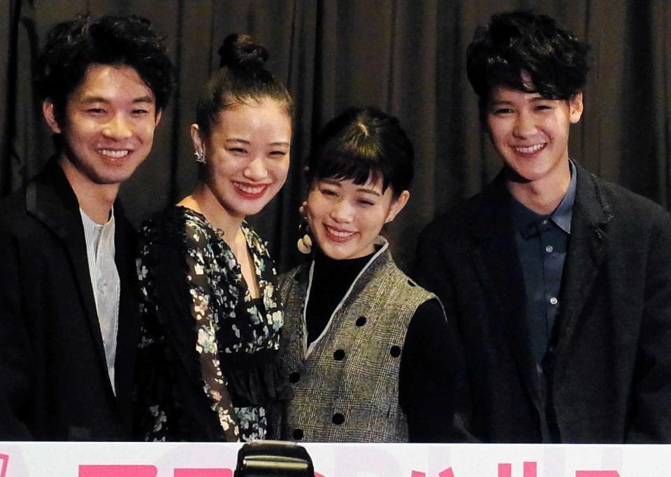 　和気あいあいの（左から）太賀、蒼井優、高畑充希＝東京・新宿武蔵野館