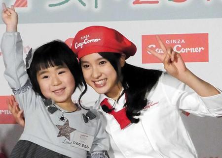 　女優の土屋太鳳（右）