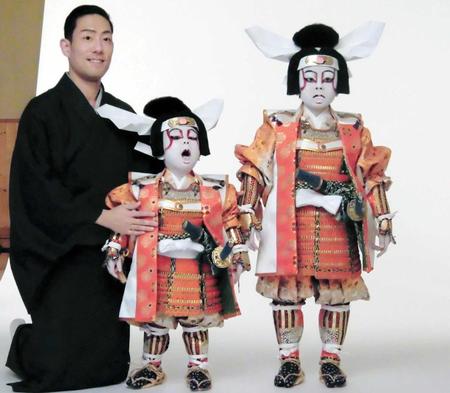 　父・中村勘九郎（左）とともに、「二人門出桃太郎」の衣装姿を初披露した波野哲之（中央）、七緒八（右）＝東京・歌舞伎座