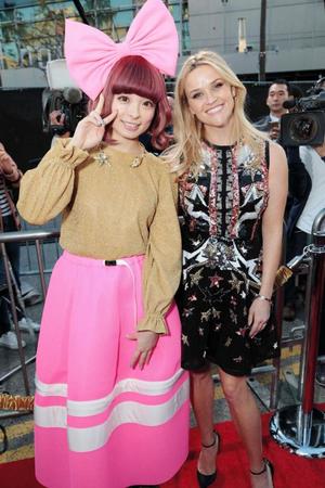 映画「ＳＩＮＧ」のワールドプレミアに出席したきゃりーぱみゅぱみゅ（左）と、リース・ウィザースプーン＝米国・ロサンゼルス