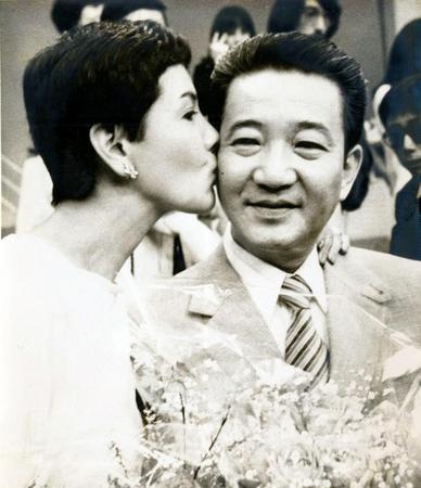 　「小川宏ショー」の最終回に駆けつけ、小川さんの頬にキスした元アシスタントの浜美枝＝１９８５年３月３１日撮影