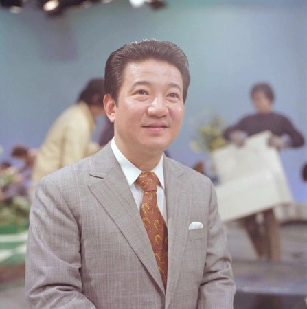 　フジテレビ「小川宏ショー」のスタジオでの小川宏さん＝１９７５年３月撮影