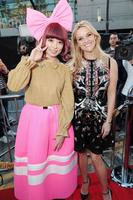 映画「ＳＩＮＧ」のワールドプレミアに出席したきゃりーぱみゅぱみゅ（左）と、リース・ウィザースプーン＝米国・ロサンゼルス