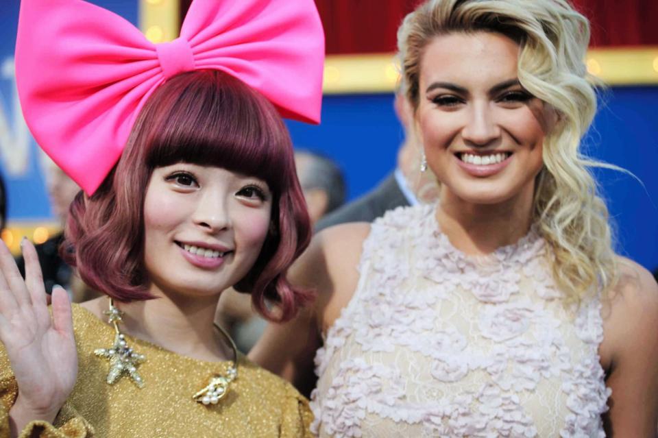 映画「ＳＩＮＧ」のワールドプレミアに出席したきゃりーぱみゅぱみゅ（左）と、声優を務めたトリー・ケリー＝米国・ロサンゼルス