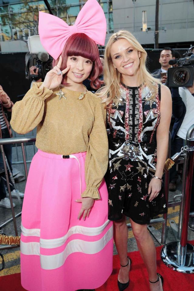 映画「ＳＩＮＧ」のワールドプレミアに出席したきゃりーぱみゅぱみゅ（左）と、リース・ウィザースプーン＝米国・ロサンゼルス