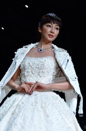 総額約５億円のアクセサリーを身に着けショーを盛り上げた神田うの＝青山スパイラルホール