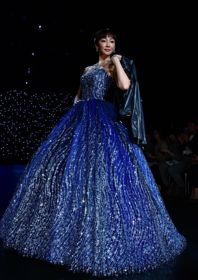 総額約５億円のアクセサリーを身に着けショーを盛り上げた神田うの＝青山スパイラルホール