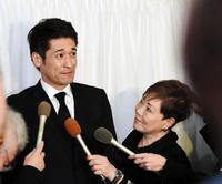 平幹二朗さんの通夜に弔問に訪れた佐藤隆太のコメントをとる武藤まき子さん＝２０１６年１０月２７日