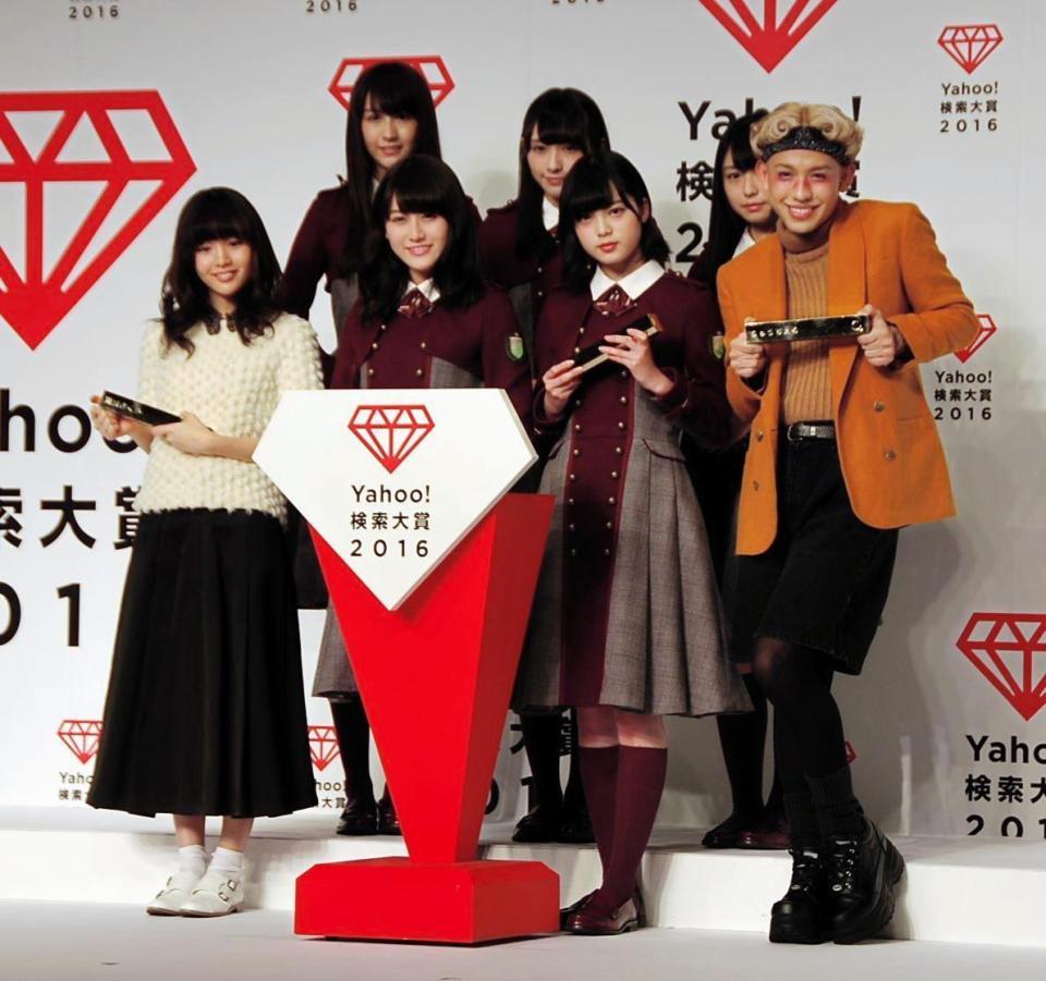 Ｙａｈｏｏ！検索大賞発表会に出席した欅坂４６（中央）と藤原さくら（前列左端）、りゅうちぇる（同右端）＝東京・虎ノ門ヒルズ