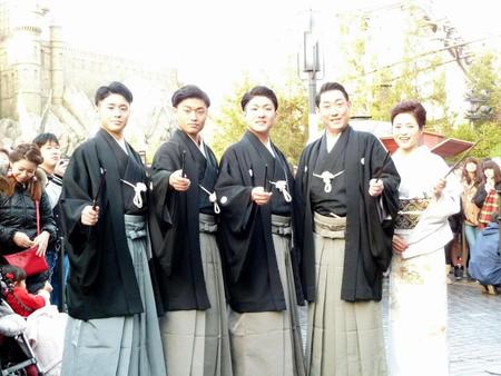 ＵＳＪのパレードに登場した（右から）三田寛子、中村芝翫、橋之助、福之助、歌之助＝大阪市内