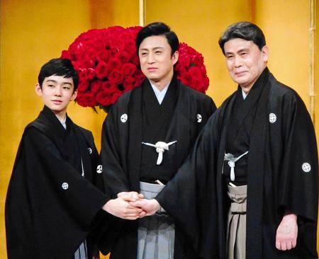 三代の襲名披露会見を行った（右から）松本幸四郎、市川染五郎、松本金太郎＝東京・帝国ホテル