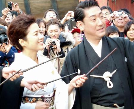 パレードに登場した（右から）中村芝翫、三田寛子夫妻＝大阪市内