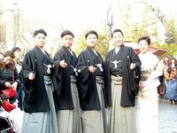 ＵＳＪのパレードに登場した（右から）三田寛子、中村芝翫、橋之助、福之助、歌之助＝大阪市内