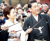 パレードに登場した（右から）中村芝翫、三田寛子夫妻＝大阪市内