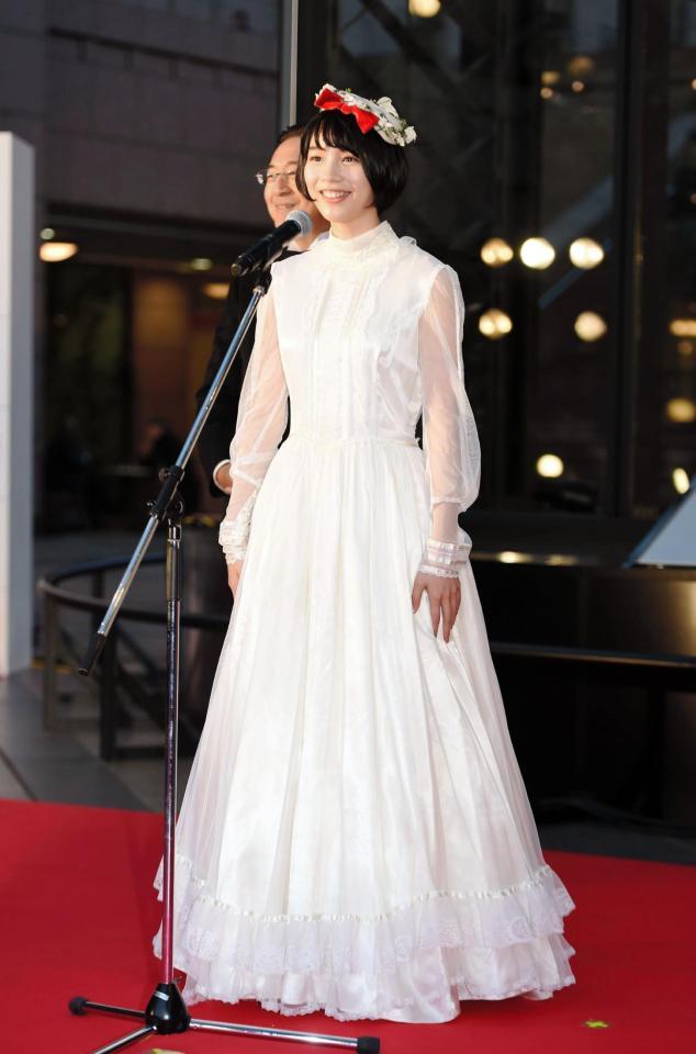 純白のドレスでイベントに登場し笑顔であいさつするのん＝東京・恵比寿ガーデンプレイスセンター広場（撮影・開出牧）