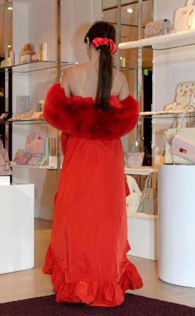 大胆に背中が開いた真っ赤なドレスで登場した紗栄子＝東京・サマンサタバサ表参道ＧＡＴＥＳ（撮影・開出牧）