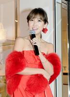 真っ赤なドレスでイベントに登場した紗栄子＝東京・サマンサタバサ表参道ＧＡＴＥＳ（撮影・開出牧）