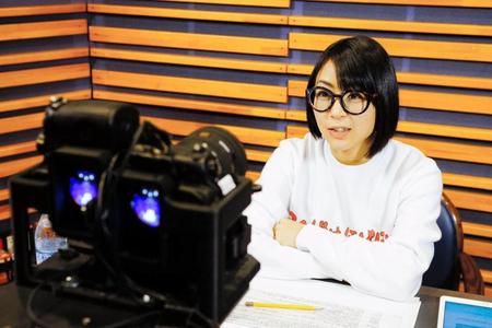 ネット生配信番組「３０代はほどほど。」でトークする宇多田ヒカル（岸田哲平　ＴＥＰＰＥＩ　ＫＩＳＨＩＤＡ）