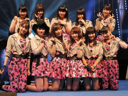 大雪のため札幌公演が中止となった「モーニング娘。’１６」の（前列左から）牧野真莉愛、工藤遥、譜久村聖、石田亜佑美、佐藤優樹、尾形春水、（後列左から）野中美希、生田衣梨奈、羽賀朱音、小田さくら、飯窪春菜＝大阪市内