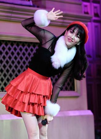 ミニライブをおこなうＪＹ（知英）＝お台場ヴィーナスフォート教会広場（撮影・三好信也）