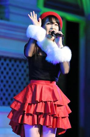 ミニライブをおこなうＪＹ（知英）＝お台場ヴィーナスフォート教会広場（撮影・三好信也）