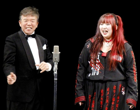 芸歴４０周年の記念公演で、娘のバターぬりえ（右）と親子漫才を披露した村上ショージ＝大阪・なんばグランド花月