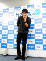 ２０１７年度のカレンダー発売記念イベントを行った竹内涼真＝東京・神保町の書泉グランデ