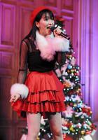 ミニライブをおこなうＪＹ（知英）＝お台場ヴィーナスフォート教会広場（撮影・三好信也）