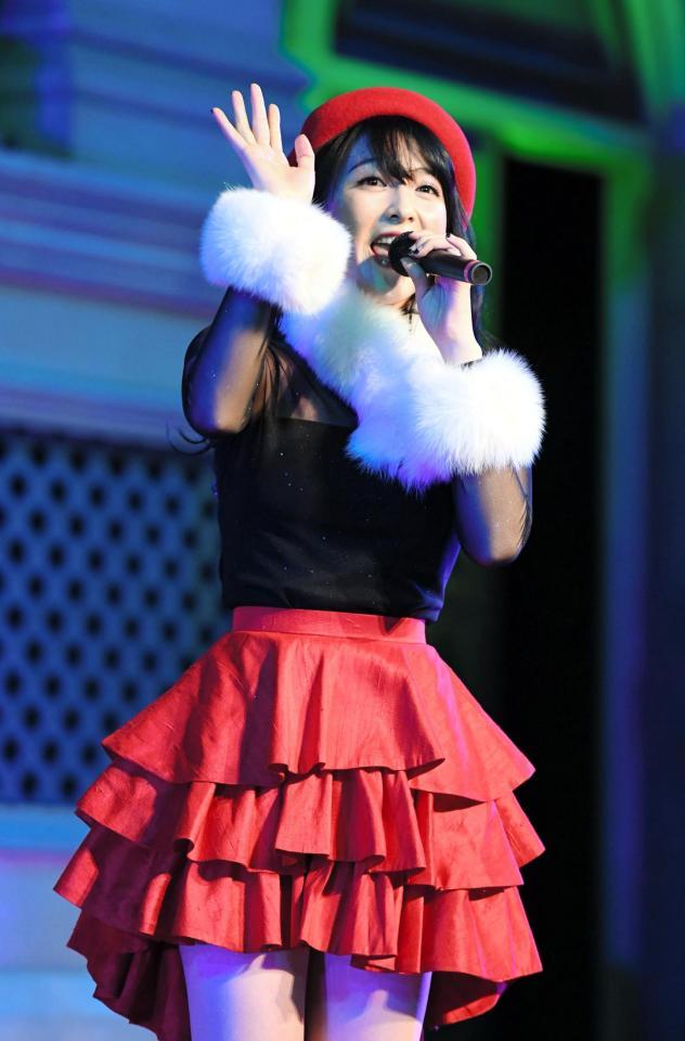 ミニライブをおこなうＪＹ（知英）＝お台場ヴィーナスフォート教会広場（撮影・三好信也）