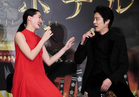 堤真一から撮影時の面白話を暴露され恥ずかしがる綾瀬はるか（左）＝東京ベイ幕張（撮影・三好信也）