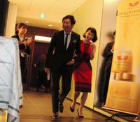 腕を組んで会場に入る東尾理子（右）と石田純一＝ベクトルラウンジ