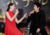 堤真一から撮影時の面白話を暴露され恥ずかしがる綾瀬はるか（左）＝東京ベイ幕張（撮影・三好信也）