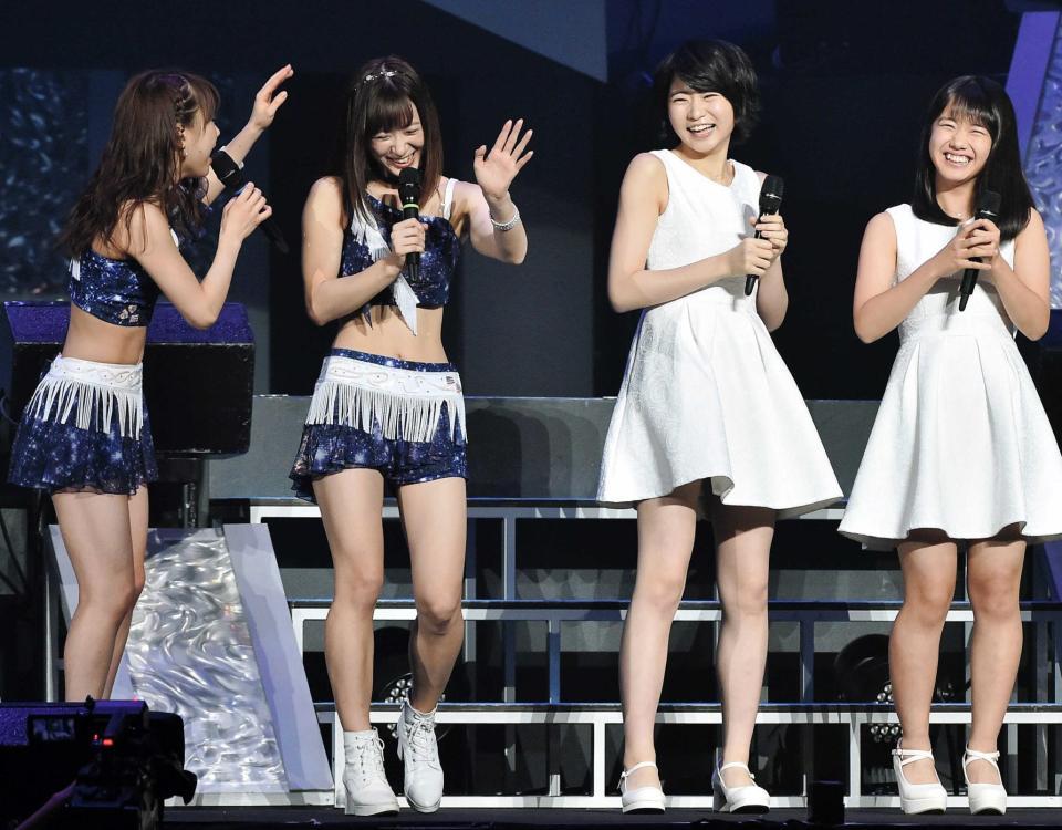 　新メンバーとして紹介され笑顔を見せる（右から）横山玲奈と加賀楓＝日本武道館（撮影・園田高夫）